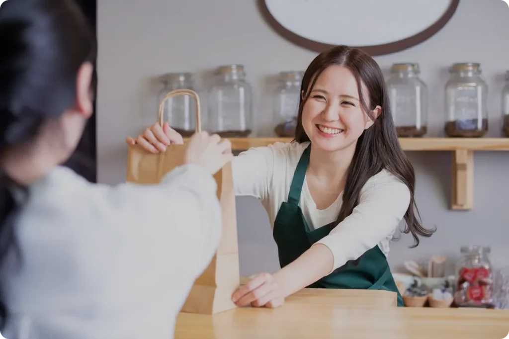 デリバリーサービス導入やモバイルオーダー活用で売上が向上したカフェの接客風景