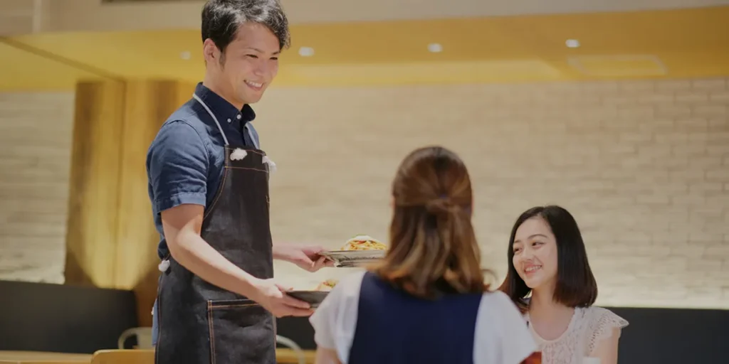 MEO・SEO対策による集客支援で活気付くレストランのホールサービスシーン