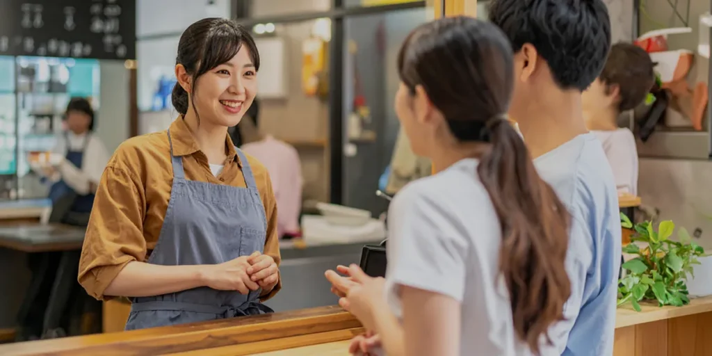 キャッシュレス決済導入支援によりスムーズな会計を実現している店舗の様子