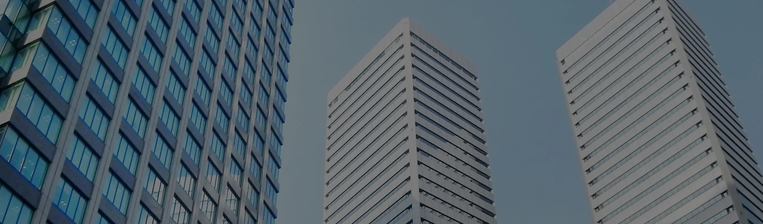 青空の下広がる高い高層オフィスビル群