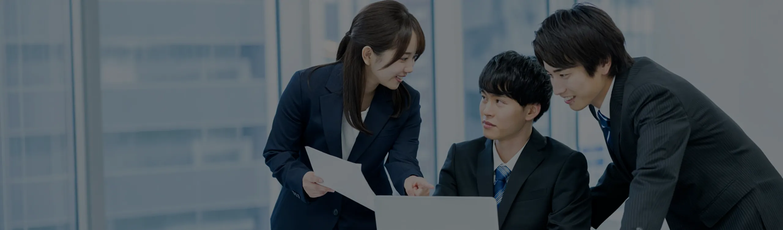 新入社員に優しく仕事を教える先輩若手男性社員と女性社員