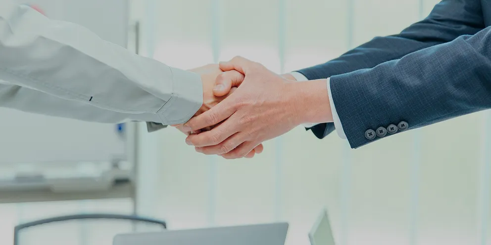 ビジネスにおける合意やパートナーシップを象徴する力強い握手