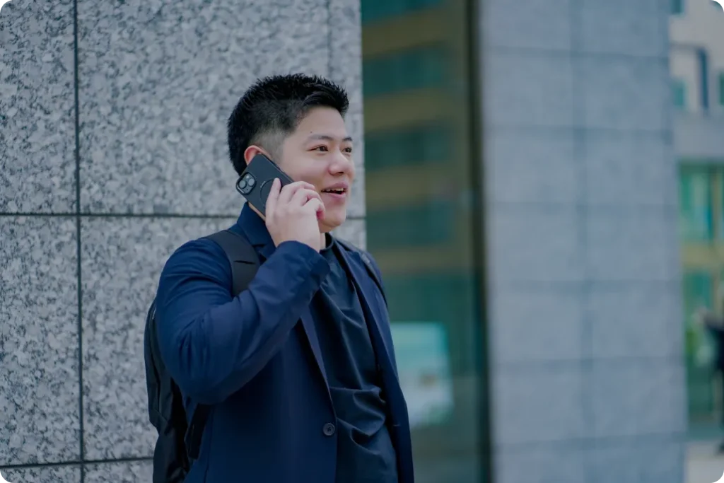 外出先でクライアントやパートナーと円滑に電話対応を行う社員