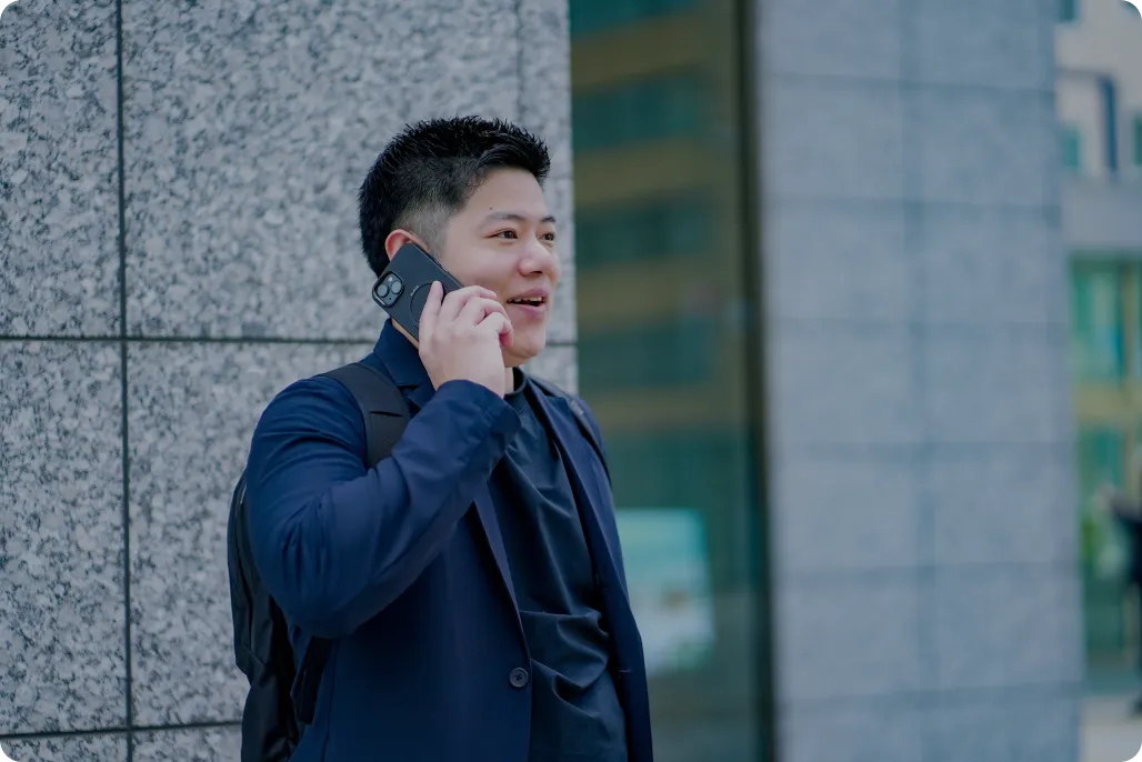 外出先でクライアントやパートナーと円滑に電話対応を行う社員