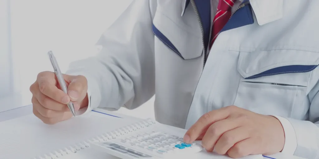 電力・ガスなどの固定費を精査し、キャッシュフロー改善に向けてシミュレーションを算出する様子