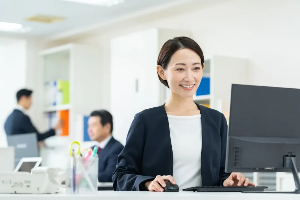 パソコンを操作してバックオフィス業務にあたる女性スタッフ